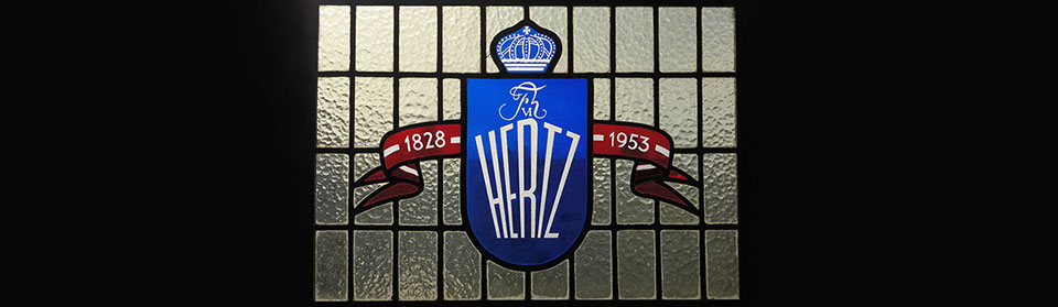 Blyindfattet rude til minde om 125 års jubilæum for Hertz bogtrykkergården