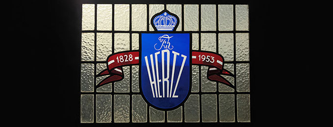 Blyindfattet rude til minde om 125 års jubilæum for Hertz bogtrykkergården